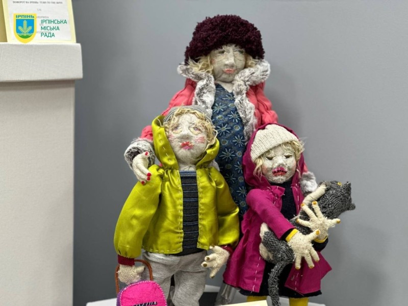 В Ірпені відкрилась виставка авторської ляльки про евакуацію з міста в березні 2022 - зображення